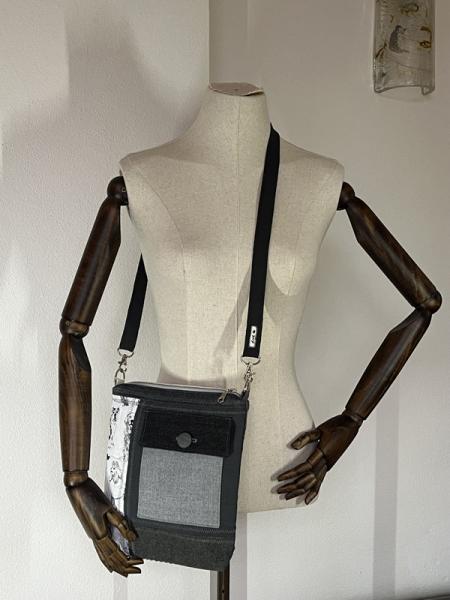 "Flickenwerk II mit Tasche" (grau-schwarz-weiß)  - HUNDEMOTIV